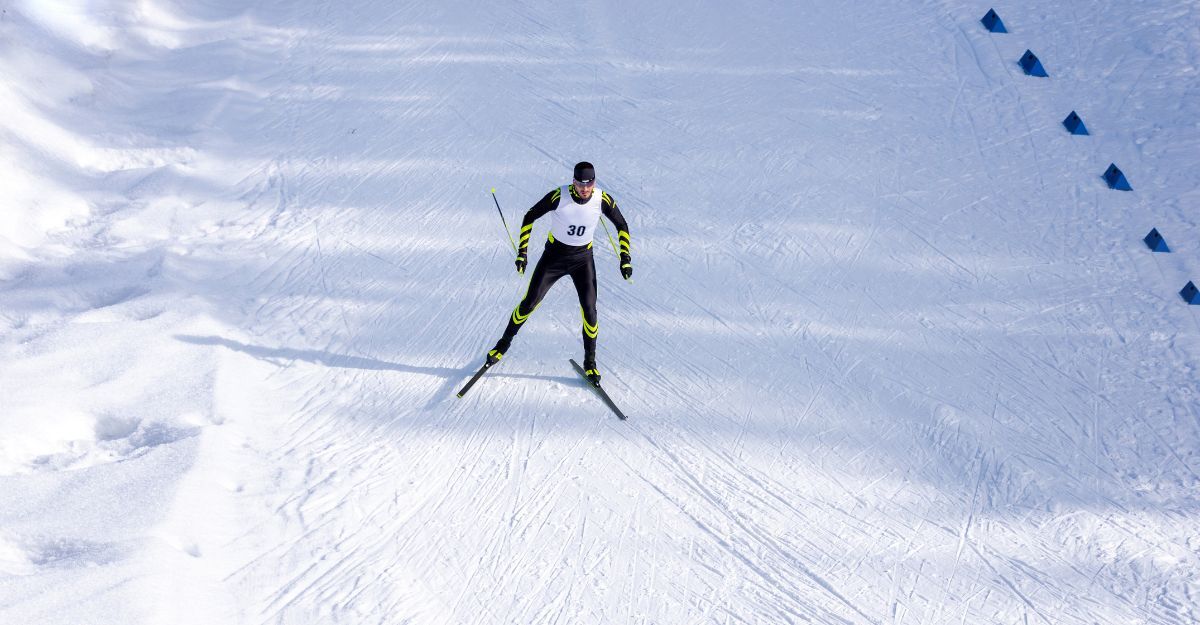 Sciatore che scende giù dalla pista innevata alle Olimpiadi invernali