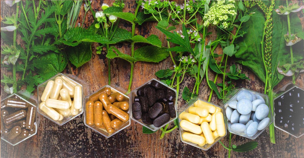 Integratori naturali su un tavolo.