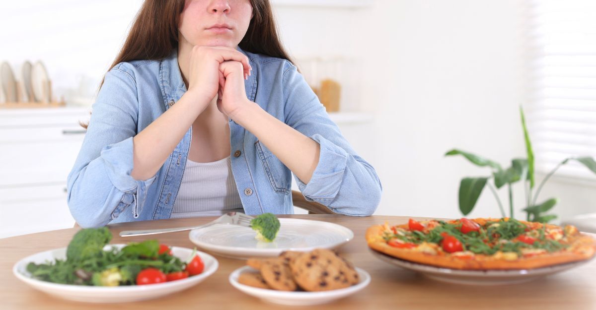 Una donna con disturbo alimentare di fronte al cibo.