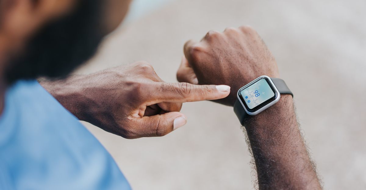 uomo controlla il suo smartwatch al polso