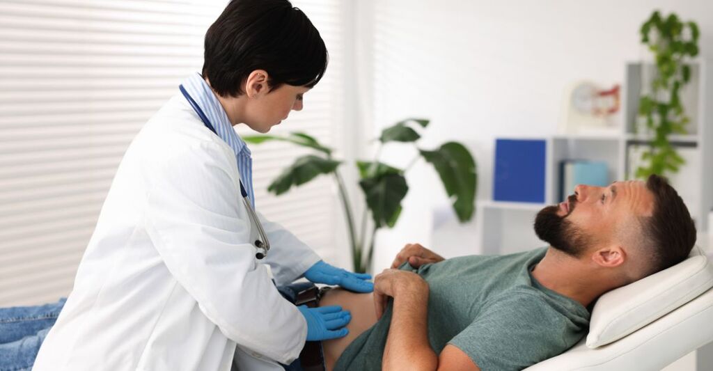 gastroenterologo visita paziente