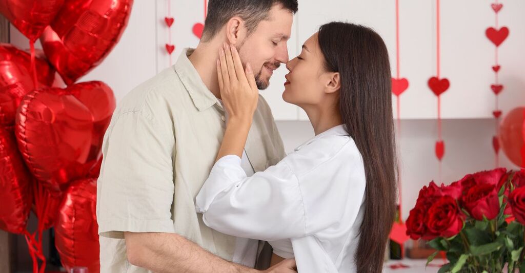 Una coppia a San Valentino con tanti cuori.