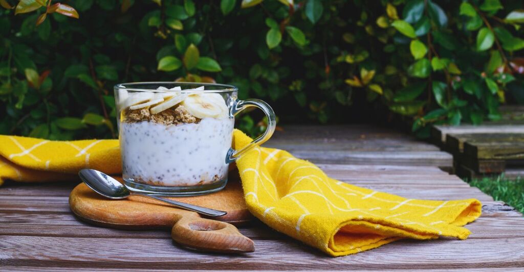 Colazione sana e completa con yogurt naturale, granola, semi di chia e banana.