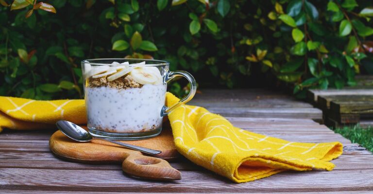 Colazione sana e completa con yogurt naturale, granola, semi di chia e banana.