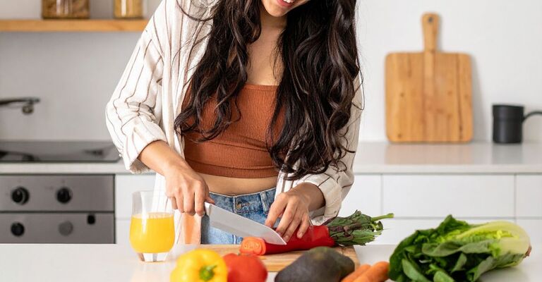 ragazza prepara un pasto in cucina