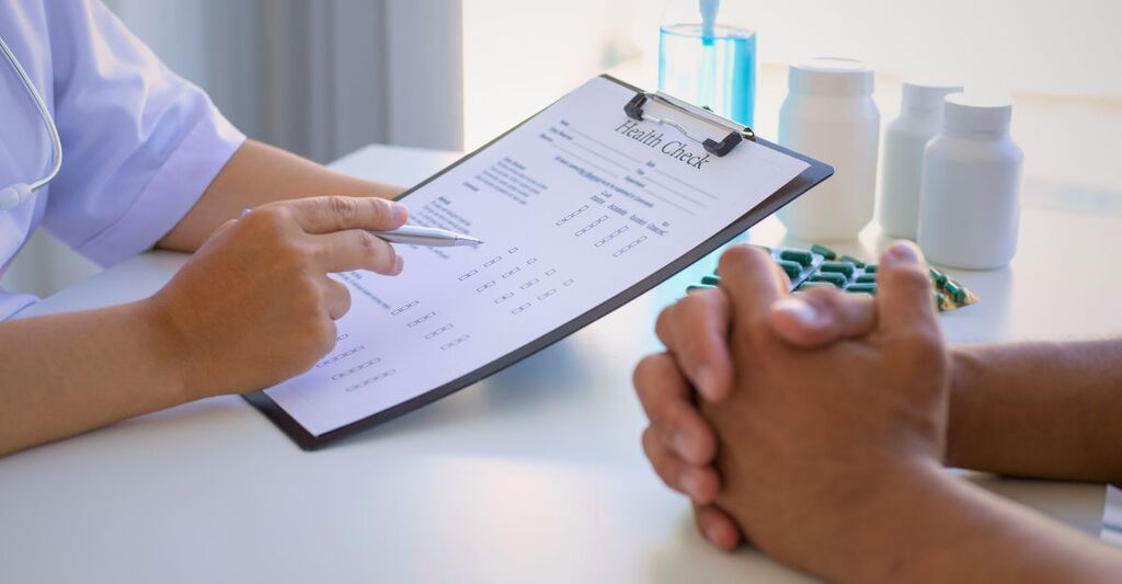 Un medico con un foglio sulle malattie rare.