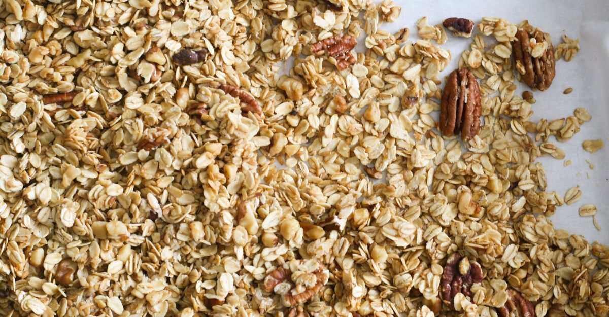 Granola croccante con fiocchi d'avena tostati e noci pecan intere