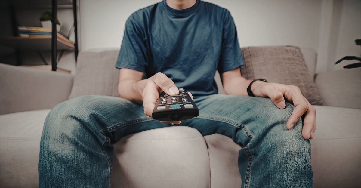 Un uomo sedentario davanti alla TV..