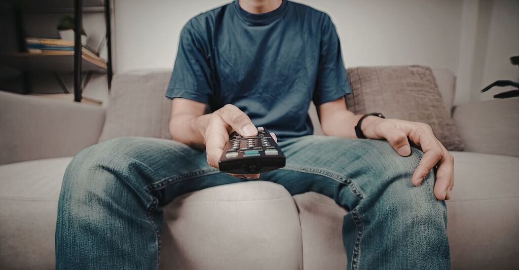 Un uomo sedentario davanti alla TV..