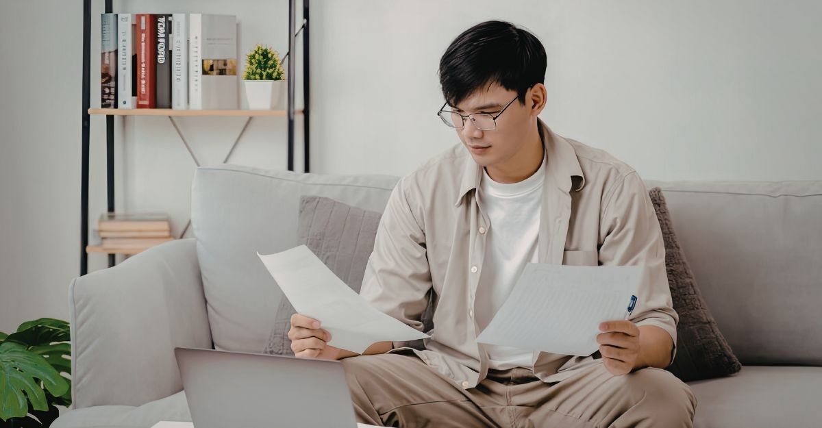 Un ragazzo studia a memoria.