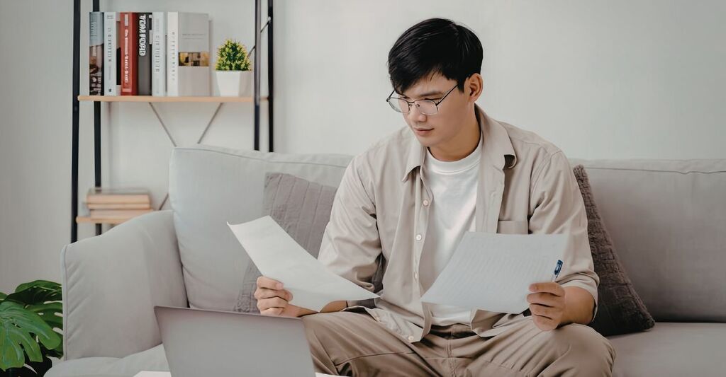 Un ragazzo studia a memoria.