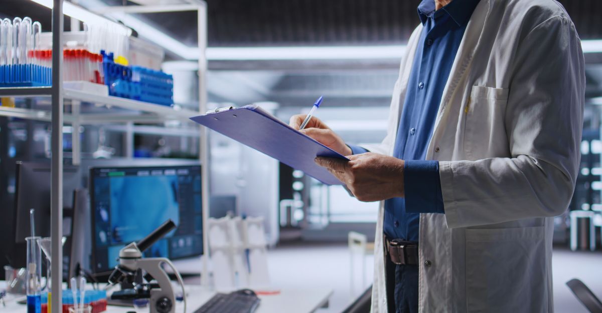 Primo piano di documenti utilizzati per controllare i dati chimici durante le attività di laboratorio, scoperte mediche in laboratorio. Moderne attrezzature per la ricerca bioscientifica e molecolare per guidare il progresso farmaceutico.
