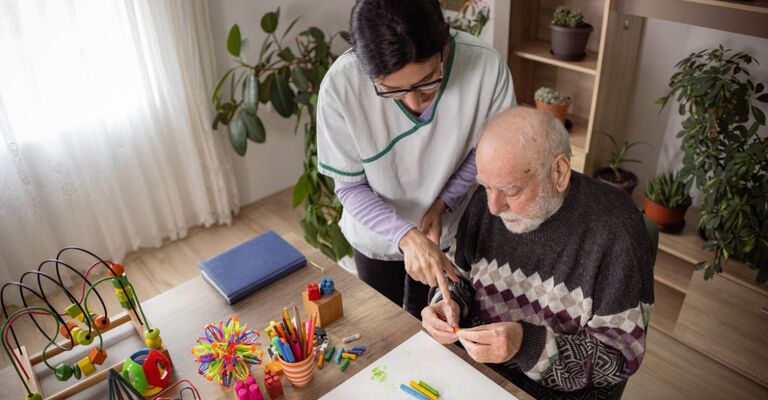 badante aiuta anziano