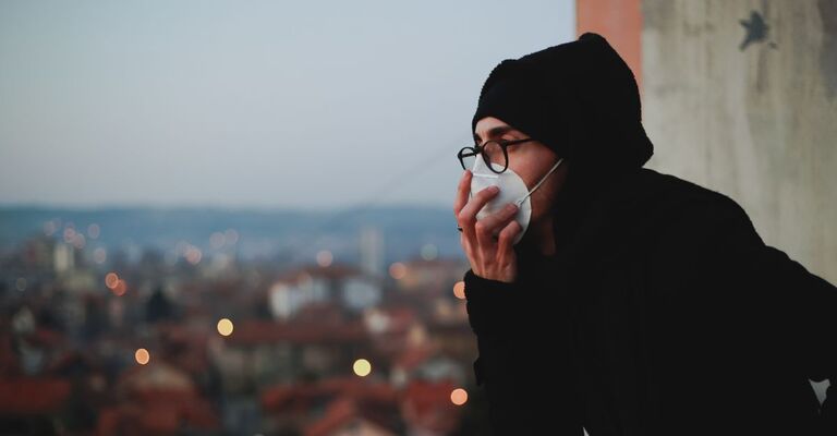 Un uomo in una città inquinata.