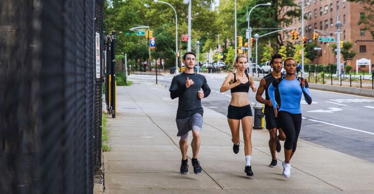 Gruppo di corridori urbani che corrono per strada a New York, serie concettuale su sport e fitness