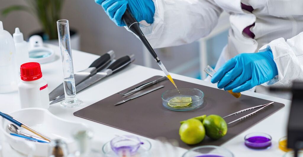 Uno scienziato analizza alimenti per intossicazioni alimentari.