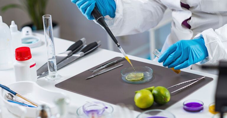 Uno scienziato analizza alimenti per intossicazioni alimentari.