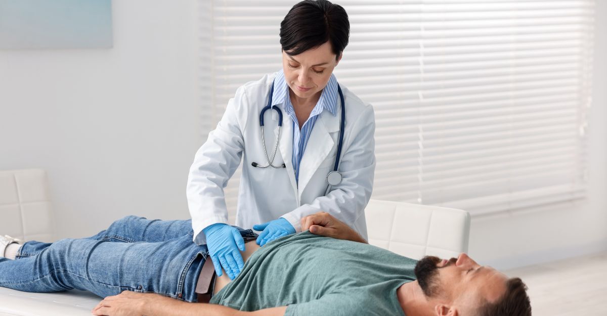 dottoressa visita paziente steso sul lettino