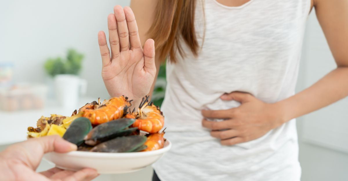 Una donna con intolleranze o sensibilità alimentari rifiuta i gambreri.
