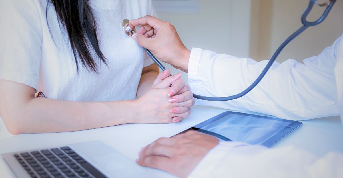 Un dottore osculta il cuore di una paziente.