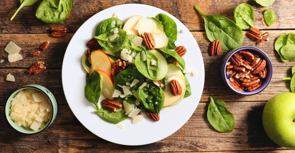 insalata di spinaci con mela, formaggio e noci pecan