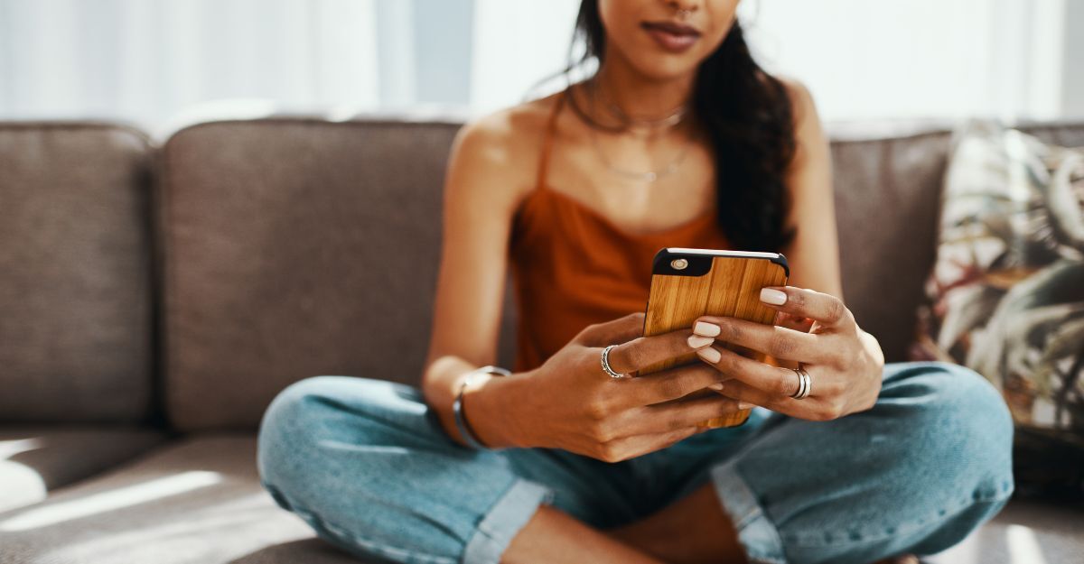 ragazza controlla app fascicolo sanitario elettronico