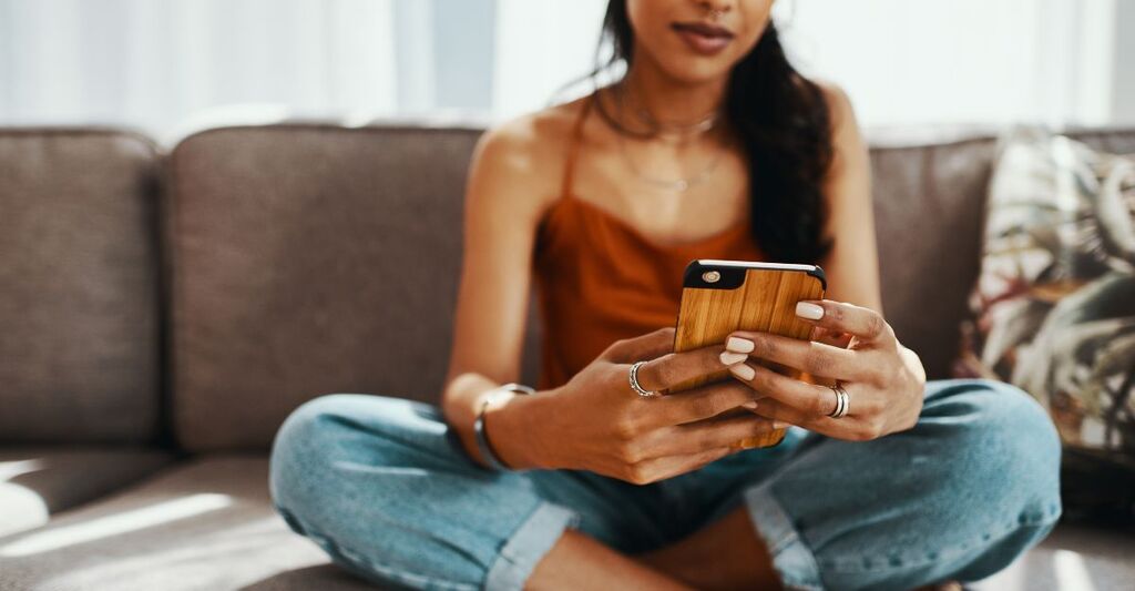 ragazza controlla app fascicolo sanitario elettronico