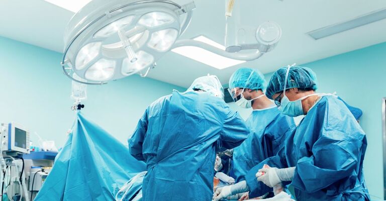 Team di chirurghi che operano