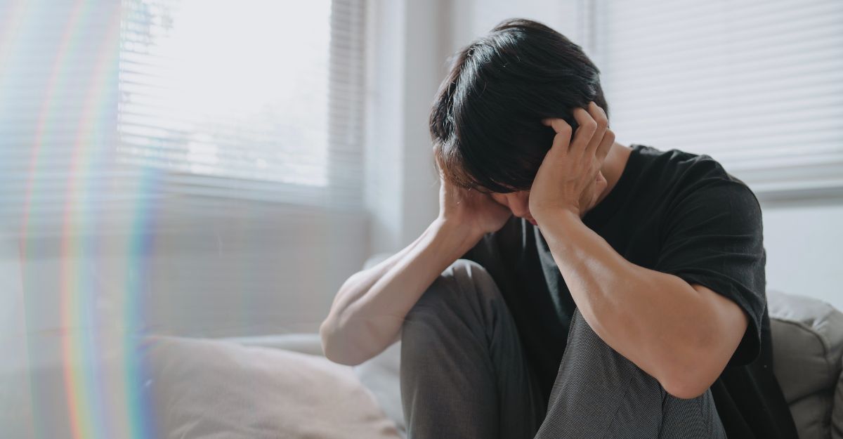 ragazzo-che-si-tiene-la-testa-tra-le-mani