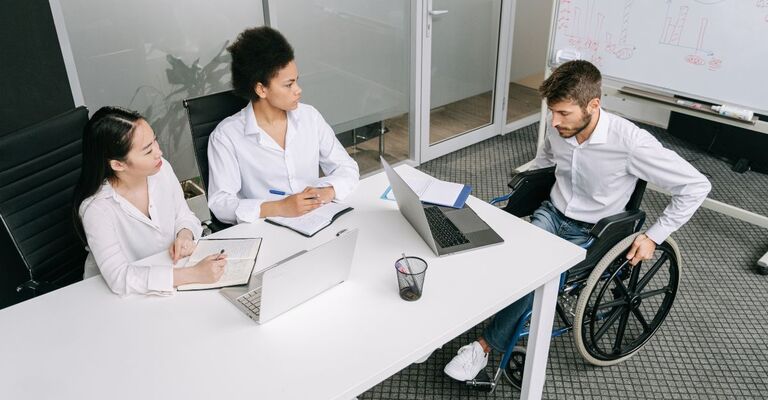 Un uomo disabile attende l'assegno di inclusione.
