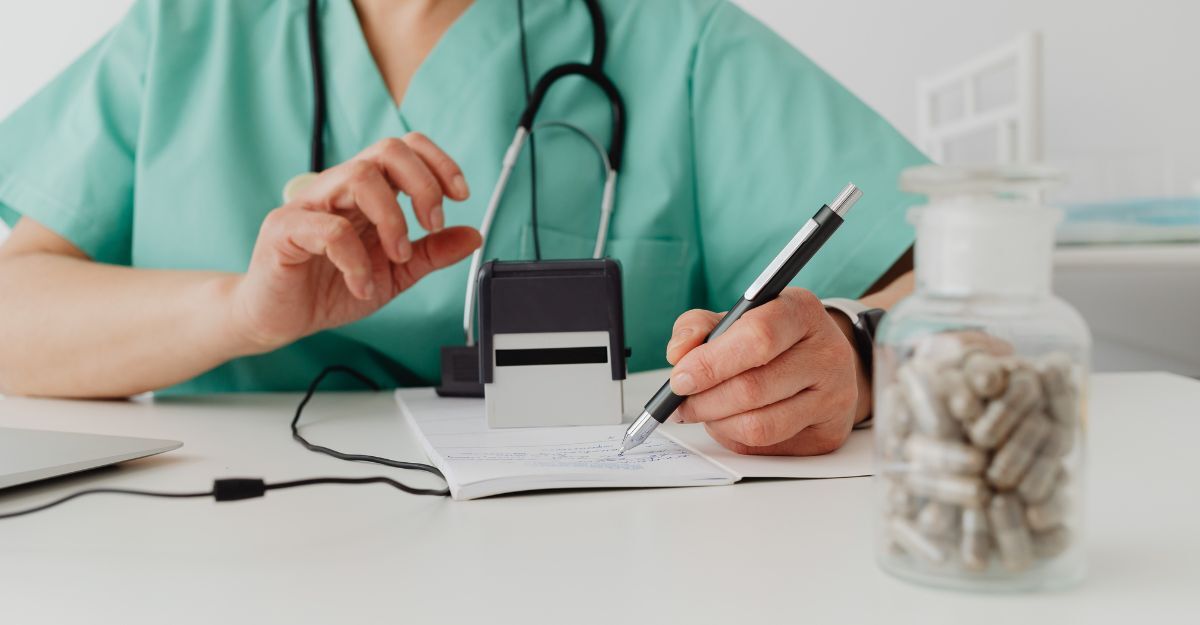 medico prescrive un farmaco