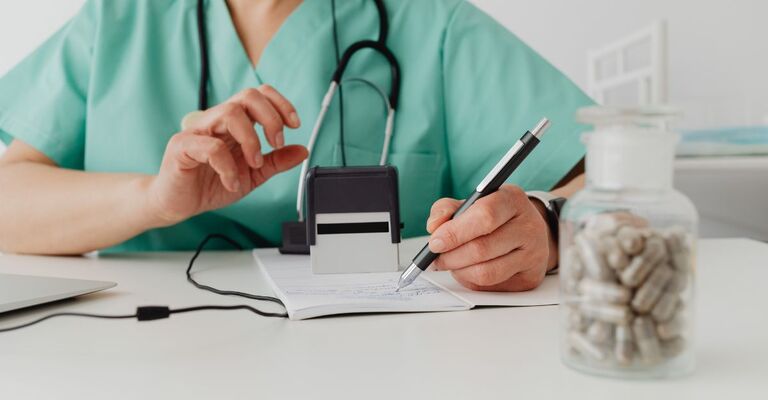 medico prescrive un farmaco