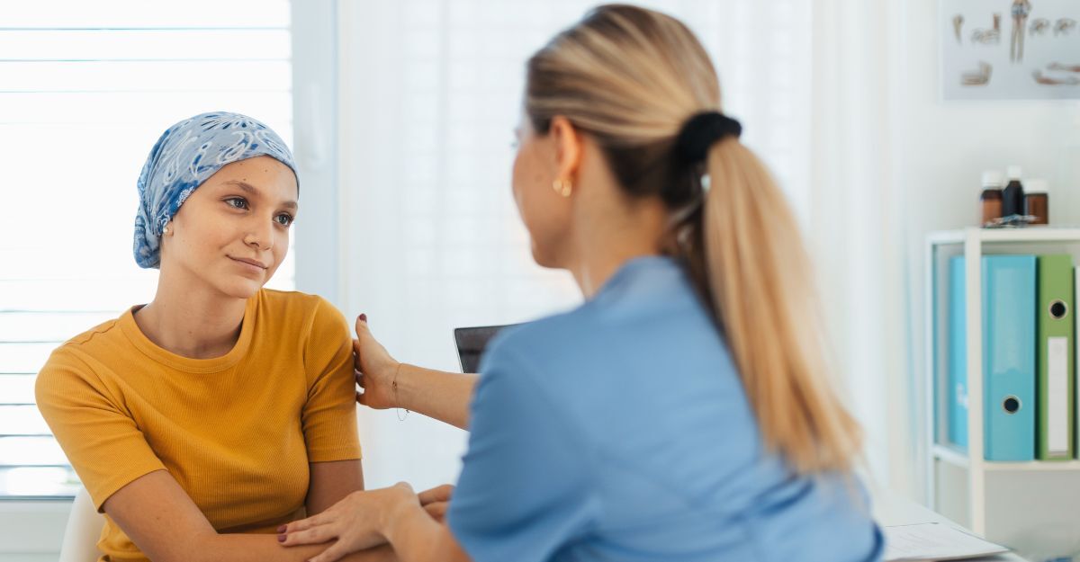 Paziente adolescente oncologica parla con il medico. L'oncologo cura una ragazza adolescente affetta da cancro e le fornisce supporto emotivo, aiutandola con ansia e depressione.