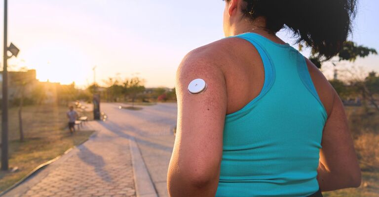 Una donna con diabete pratica attività fisica all'aperto.