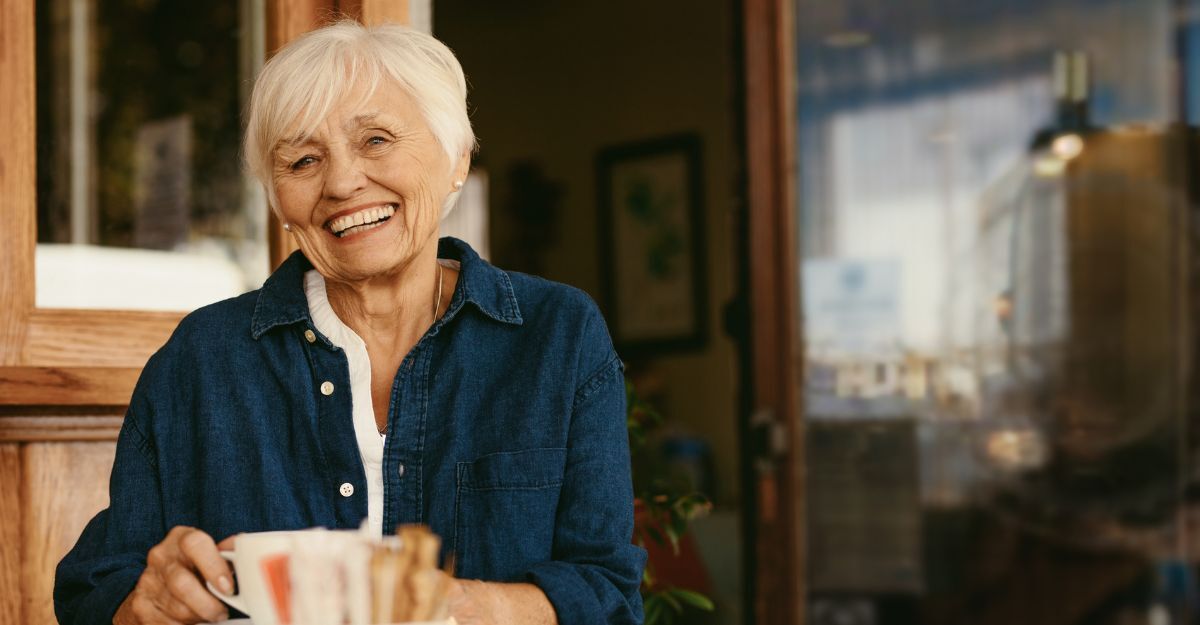 Una signora anziana che sorride