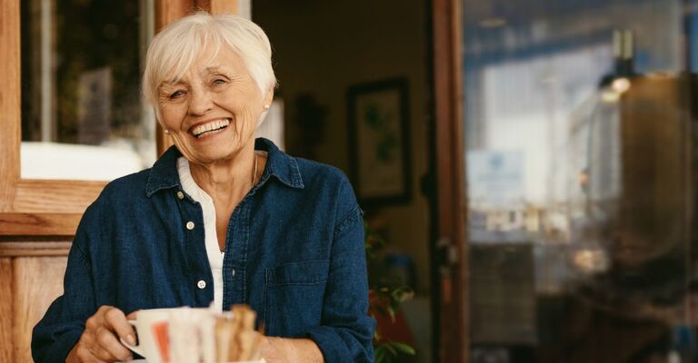 Una signora anziana che sorride