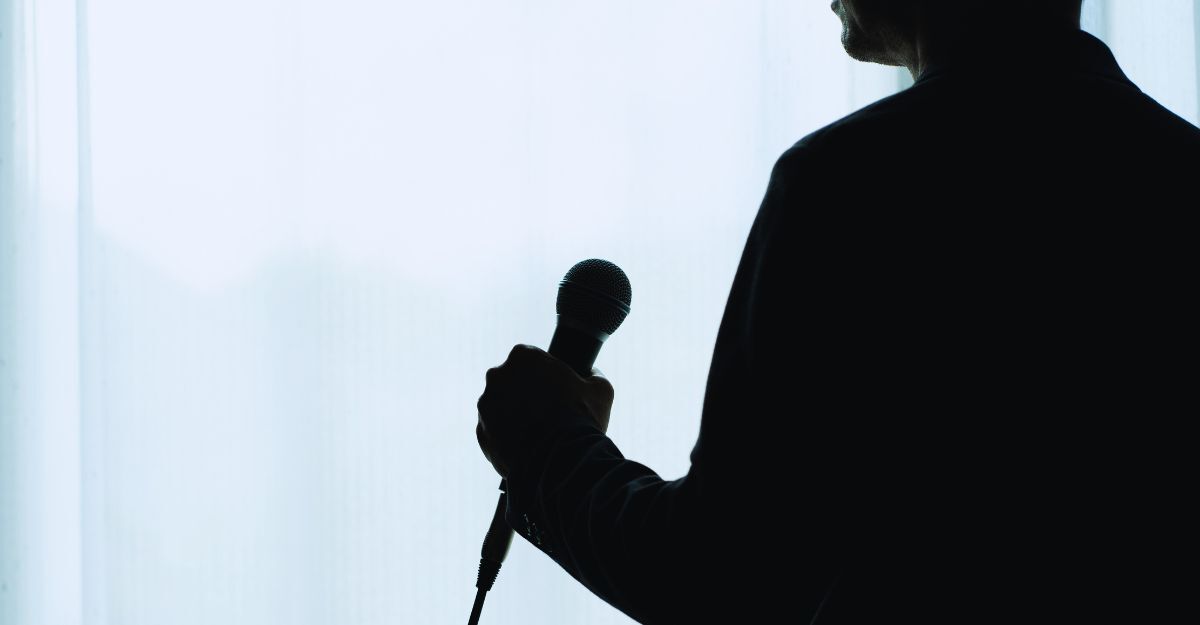 Un cantante con un microfono in mano.