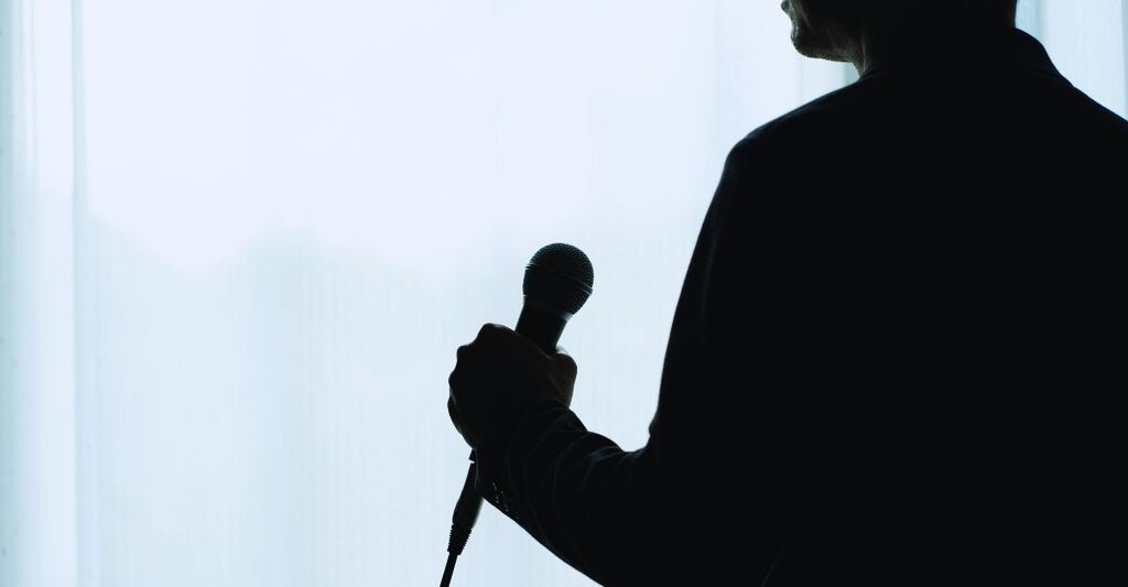 Un cantante con un microfono in mano.