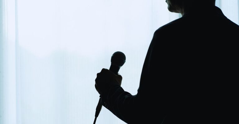 Un cantante con un microfono in mano.