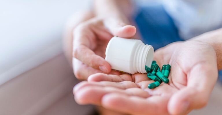 pastiglie di un farmaco in una mano