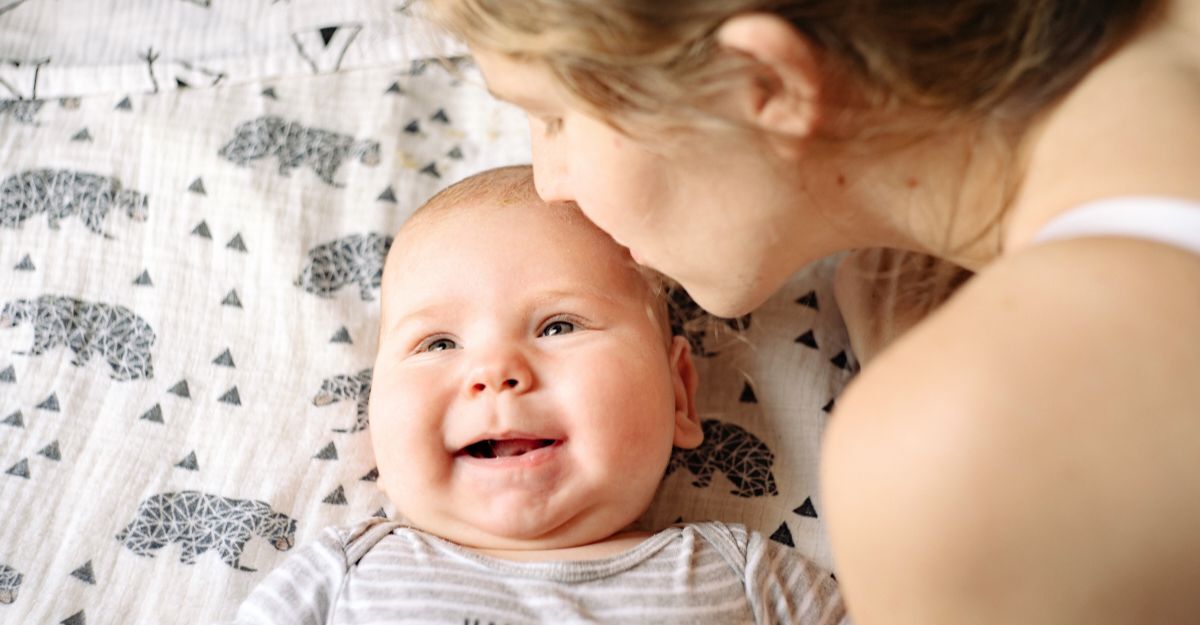 Un neonato nel letto con il genitore.