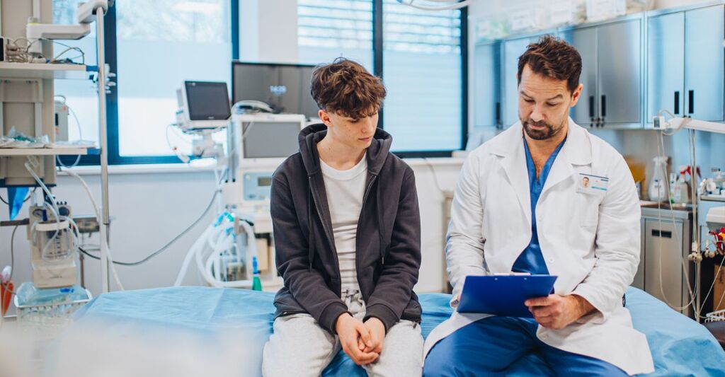 ragazzo con medico in ambulatorio