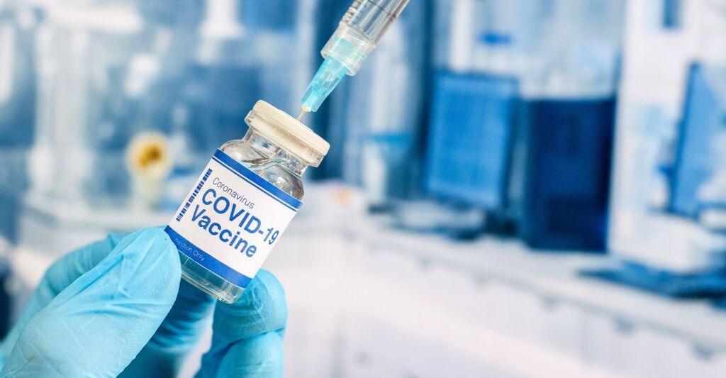 Vaccino Covid in una fiala.
