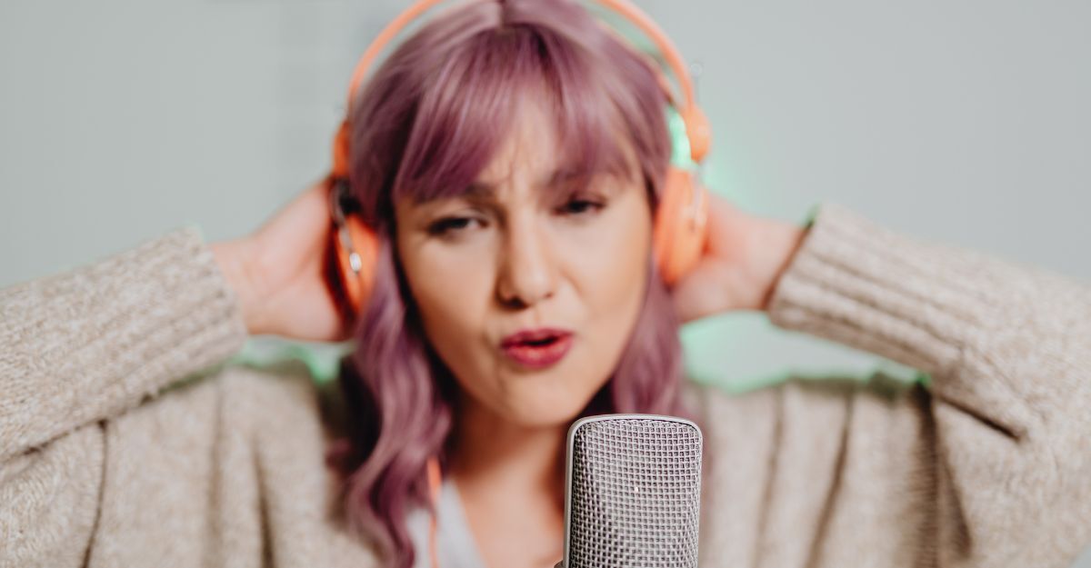 cantante con i capelli viola canta al microfono