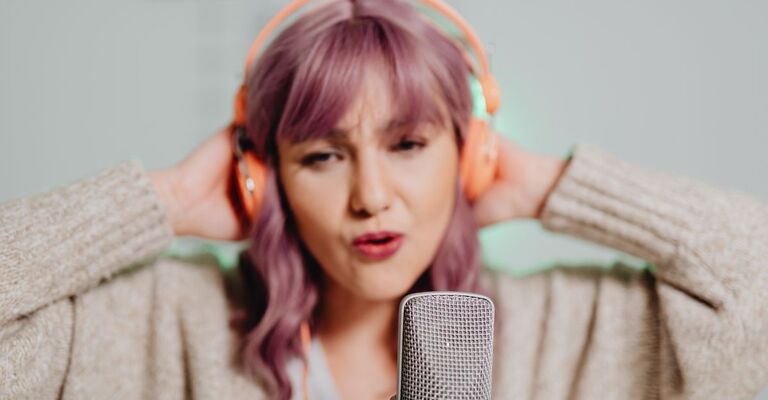 cantante con i capelli viola canta al microfono