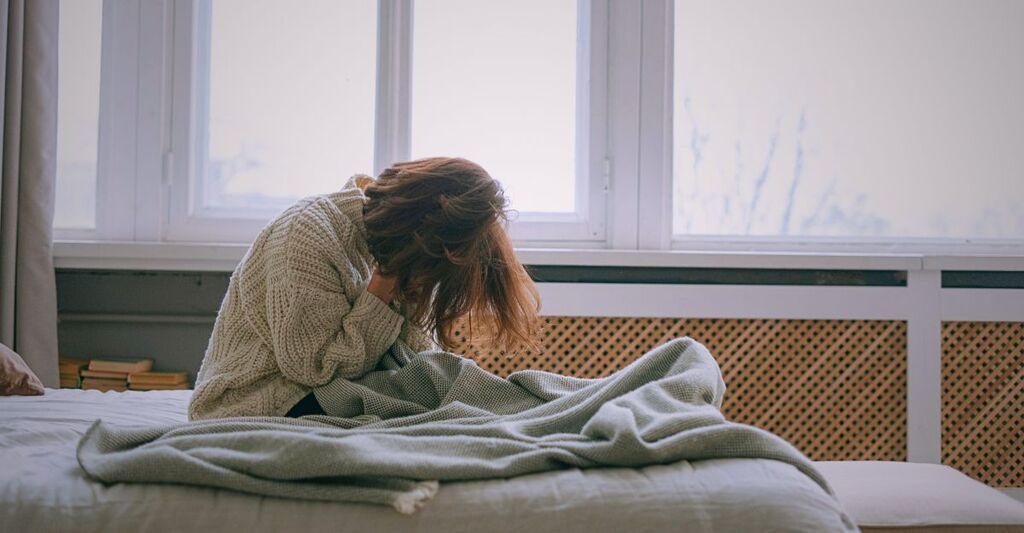 Una donna a con malattia rara a letto di giorno.