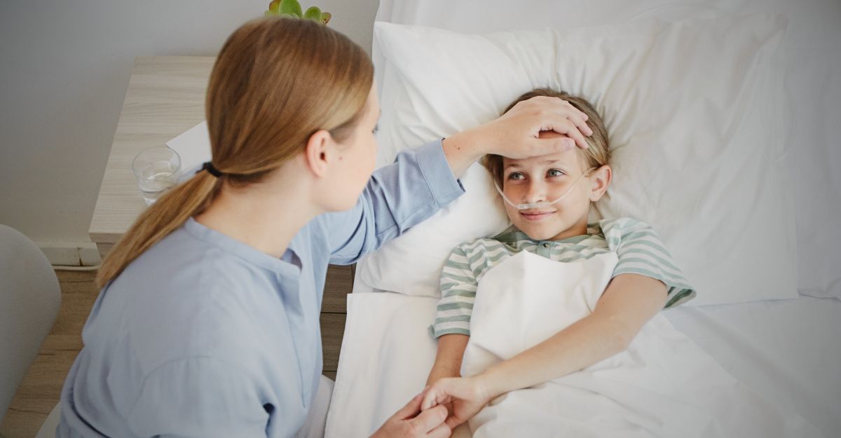 Una bambina con malattia genetica ultra rara a letto.