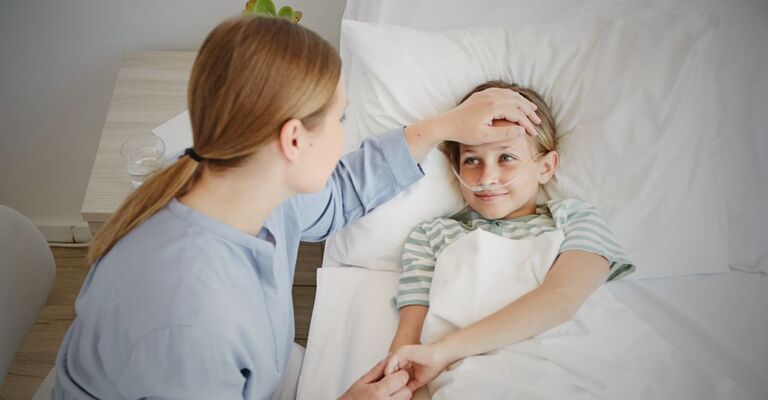 Una bambina con malattia genetica ultra rara a letto.