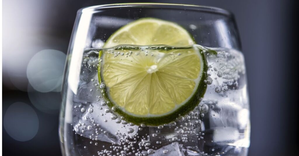 bicchiere-fresco-di-acqua-frizzante-lime
