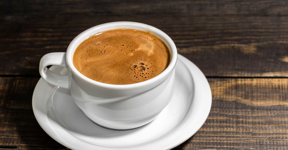 tazzina di caffè su tavolo di legno